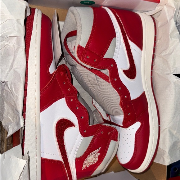 Women's Air Jordan 1
Varsity Red - Picture 4 of 6